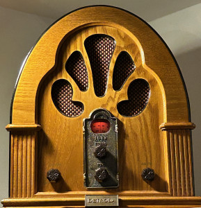 A picture of an old-timey radio.